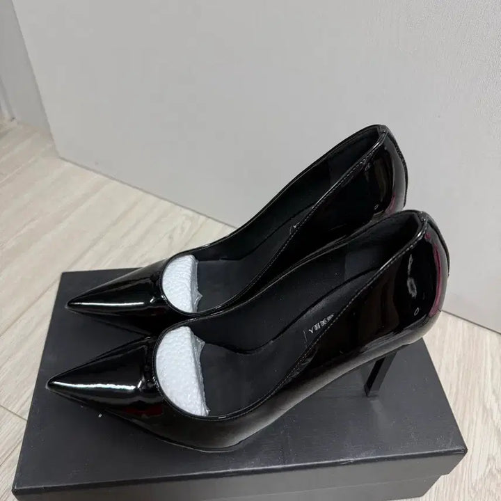 [BUNJANG] Unbranded Black Enamel Pumps 11cm Heels (Size 38) / 새상품 240 질좋은 에나멜 펌프스 힐 11cm 38