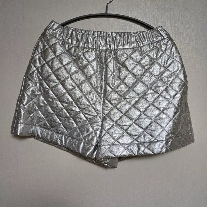 [BUNJANG] Silver Quilted Shorts / 실버 퀼팅 반바지 숏팬츠