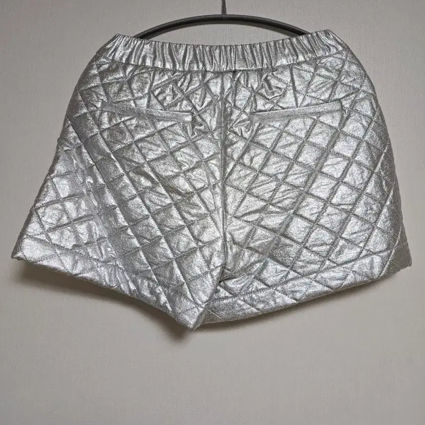 [BUNJANG] Silver Quilted Shorts / 실버 퀼팅 반바지 숏팬츠