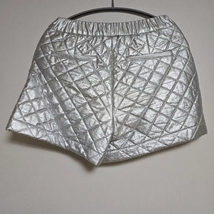 [BUNJANG] Silver Quilted Shorts / 실버 퀼팅 반바지 숏팬츠