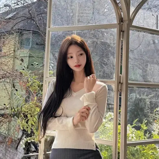 [BUNJANG] Kinda Me Mini Wool V-Neck Knit Sweater / 새상품)카인다미 미니 울 브이넥 니트 화이트  블랙 소라