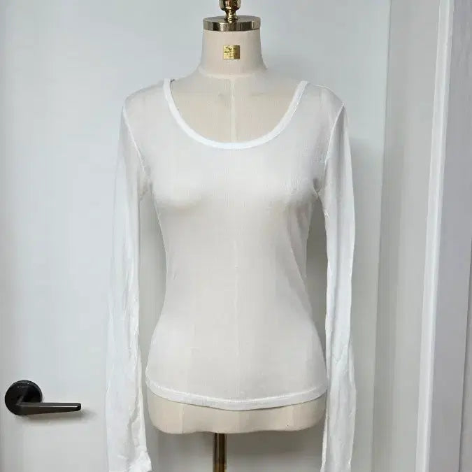 [SOLD OUT] 얇은 화이트 라운드 긴팔