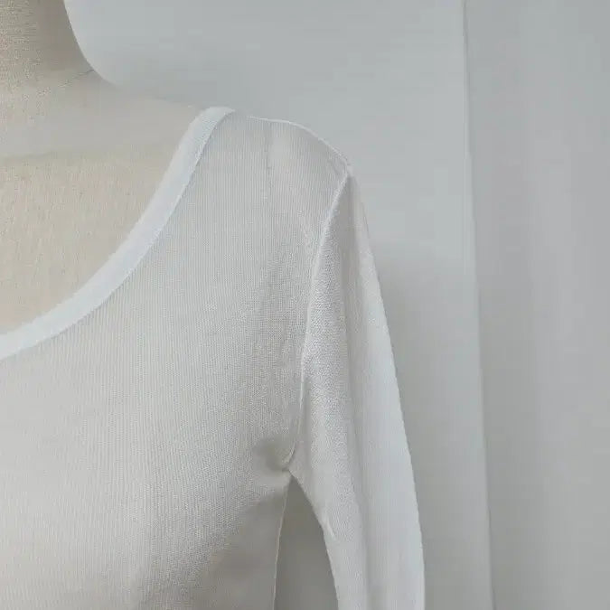 [SOLD OUT] 얇은 화이트 라운드 긴팔
