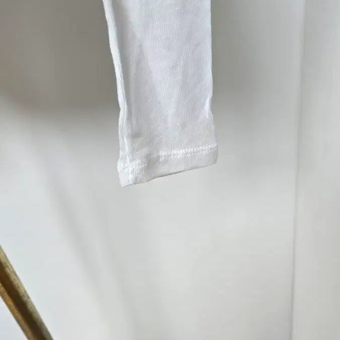 [SOLD OUT] 얇은 화이트 라운드 긴팔