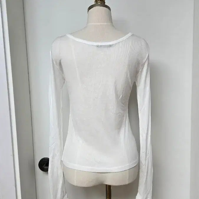 [SOLD OUT] 얇은 화이트 라운드 긴팔
