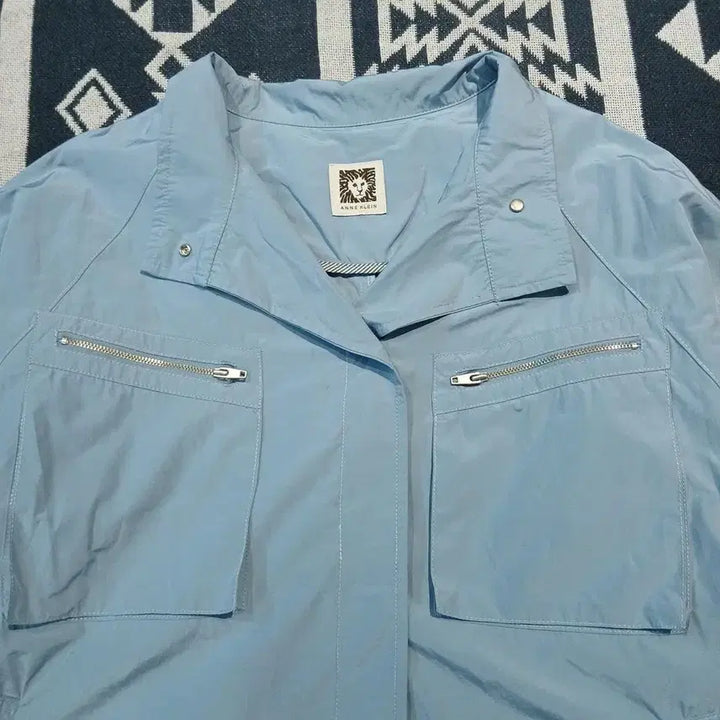 [BUNJANG] ANNE KLEIN Sky Blue Double Pocket Unbalanced Jacket / ANNE KLEIN 앤클라인 스카이블루 소라색 더블포켓 히든버튼 언발란스