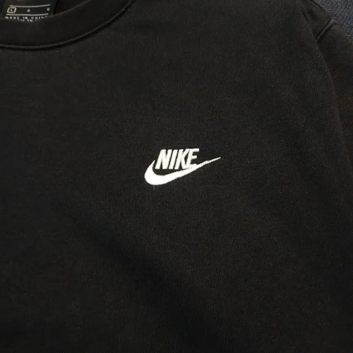 [BUNJANG] Nike Pigment Black White Futura Logo Sweatshirt / 나이키 피그먼트 블랙 화이트 퓨추라로고 맨투맨 티셔츠 L