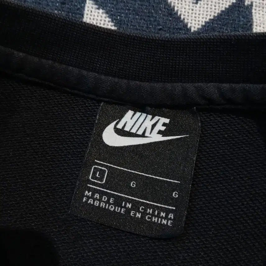 [BUNJANG] Nike Pigment Black White Futura Logo Sweatshirt / 나이키 피그먼트 블랙 화이트 퓨추라로고 맨투맨 티셔츠 L