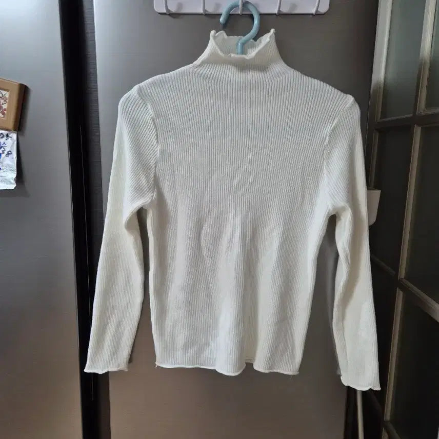 [BUNJANG] White Ribbed Frill Neck Turtleneck Top / 흰색 골지 프릴넥 목폴라