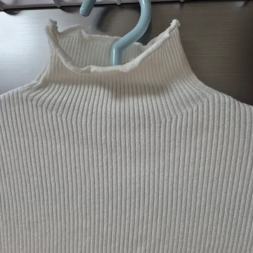 [BUNJANG] White Ribbed Frill Neck Turtleneck Top / 흰색 골지 프릴넥 목폴라