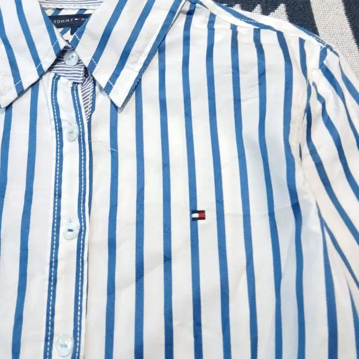 [BUNJANG] Tommy Hilfiger White Blue Striped Logo Fitted Shirt (Woman&