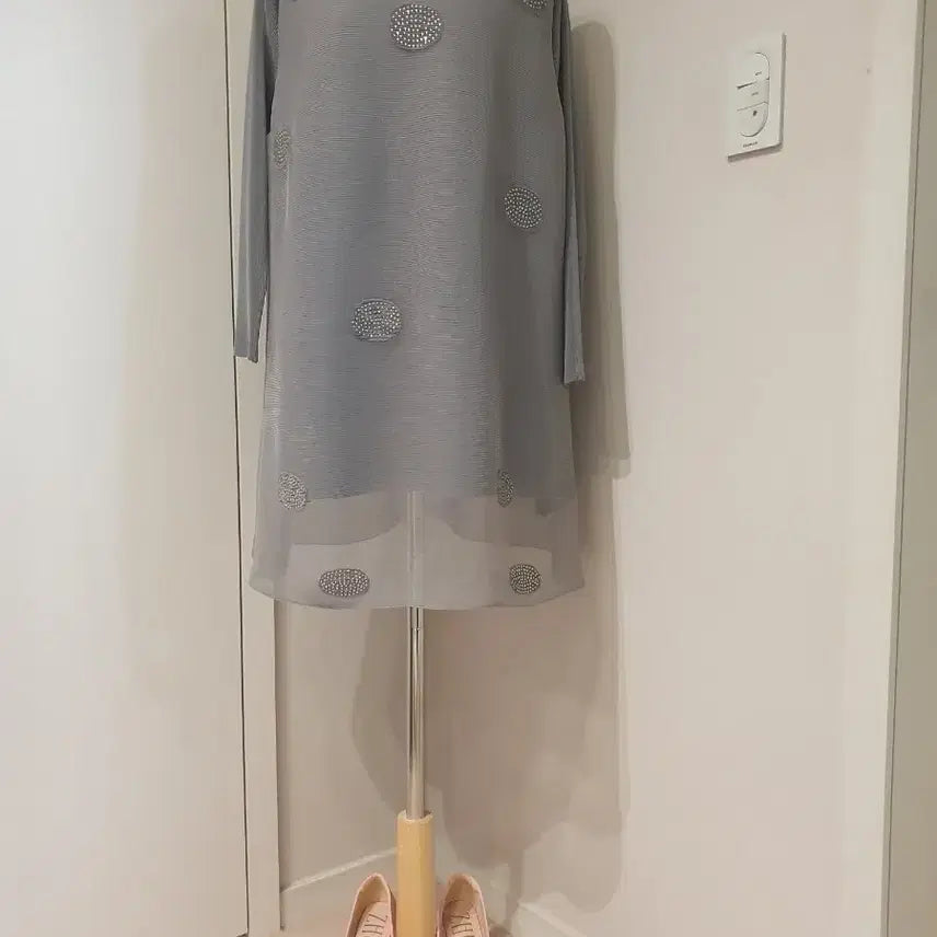 [BUNJANG] Pleated Punch Decoration Long Dress Gray / 플리츠 펀칭 장식 롱 원피스 그레이
