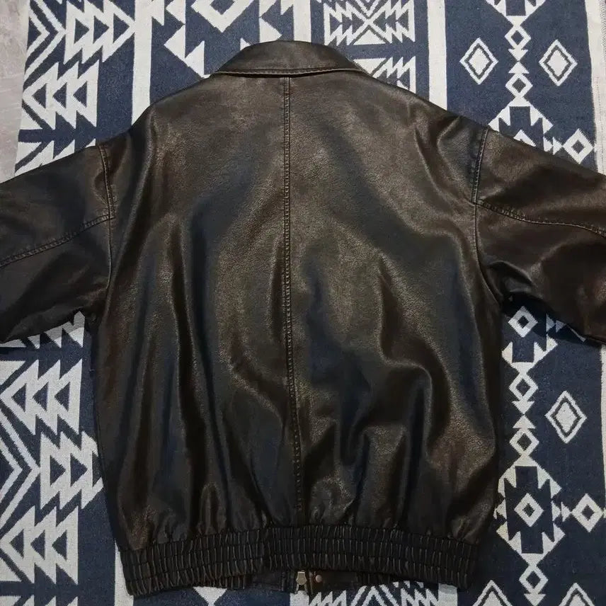 [BUNJANG] VTWO Deep Brown Two-Way Zipper Vegan Leather Bomber Jacket / VTWO 브이투 딥브라운 절개 투웨이지퍼 비건레더 카라넥 봄버 레더자켓