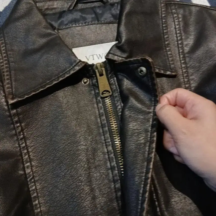 [BUNJANG] VTWO Deep Brown Two-Way Zipper Vegan Leather Bomber Jacket / VTWO 브이투 딥브라운 절개 투웨이지퍼 비건레더 카라넥 봄버 레더자켓