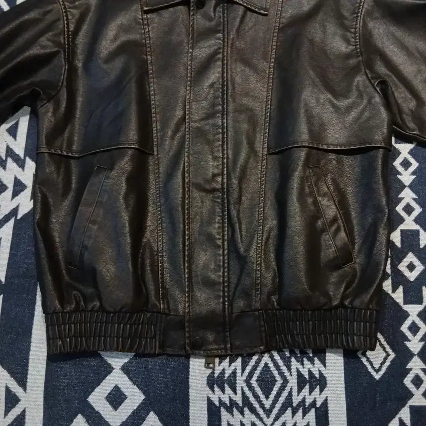 [BUNJANG] VTWO Deep Brown Two-Way Zipper Vegan Leather Bomber Jacket / VTWO 브이투 딥브라운 절개 투웨이지퍼 비건레더 카라넥 봄버 레더자켓