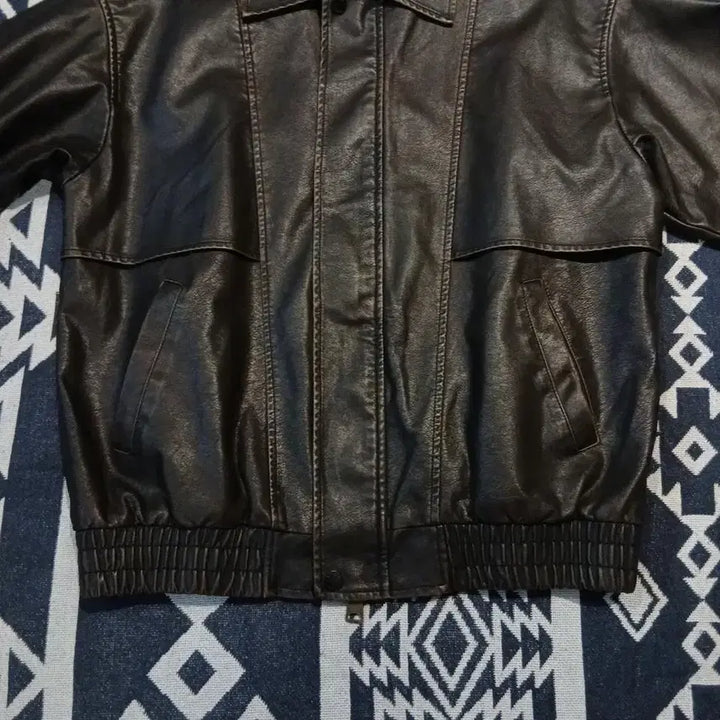 [BUNJANG] VTWO Deep Brown Two-Way Zipper Vegan Leather Bomber Jacket / VTWO 브이투 딥브라운 절개 투웨이지퍼 비건레더 카라넥 봄버 레더자켓