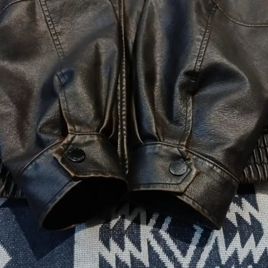 [BUNJANG] VTWO Deep Brown Two-Way Zipper Vegan Leather Bomber Jacket / VTWO 브이투 딥브라운 절개 투웨이지퍼 비건레더 카라넥 봄버 레더자켓