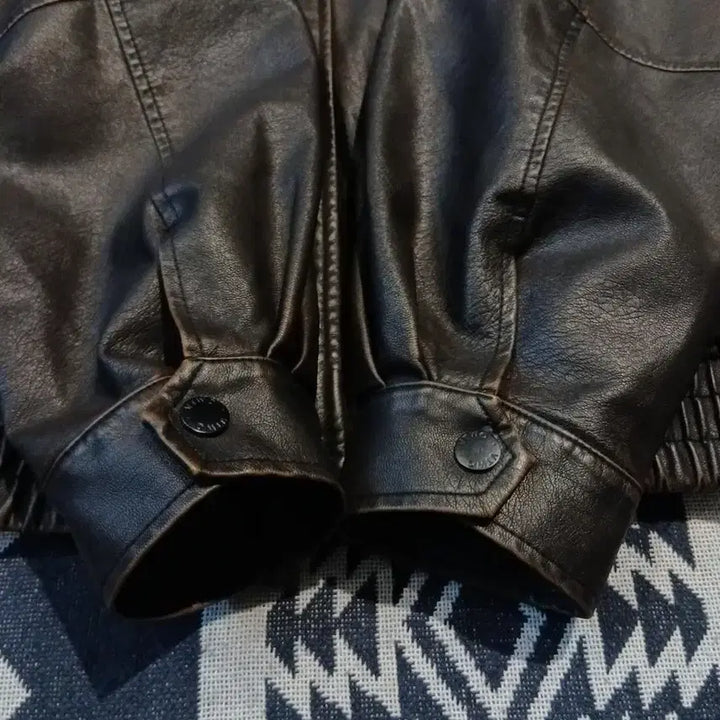 [BUNJANG] VTWO Deep Brown Two-Way Zipper Vegan Leather Bomber Jacket / VTWO 브이투 딥브라운 절개 투웨이지퍼 비건레더 카라넥 봄버 레더자켓
