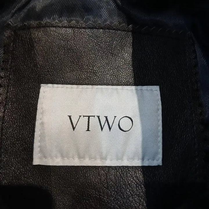 [BUNJANG] VTWO Deep Brown Two-Way Zipper Vegan Leather Bomber Jacket / VTWO 브이투 딥브라운 절개 투웨이지퍼 비건레더 카라넥 봄버 레더자켓