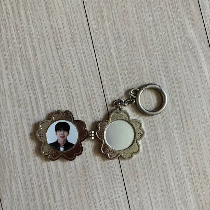 [SOLD OUT] 데이식스 로켓팬던트- 도운