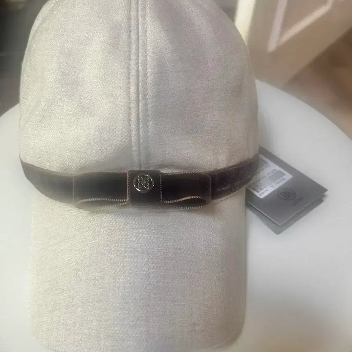 [BUNJANG] Chipoer Ivory Velvet Ribbon Ball Cap / 지포어볼캡 택채새거