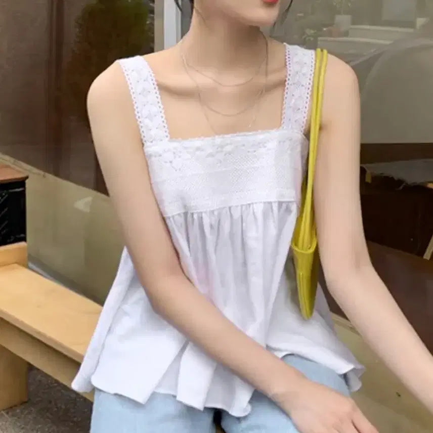 [BUNJANG] Ivory Lace Flare Tank Top / 한두번착용) 아이보리 레이스 플레어 나시 구입가45,000