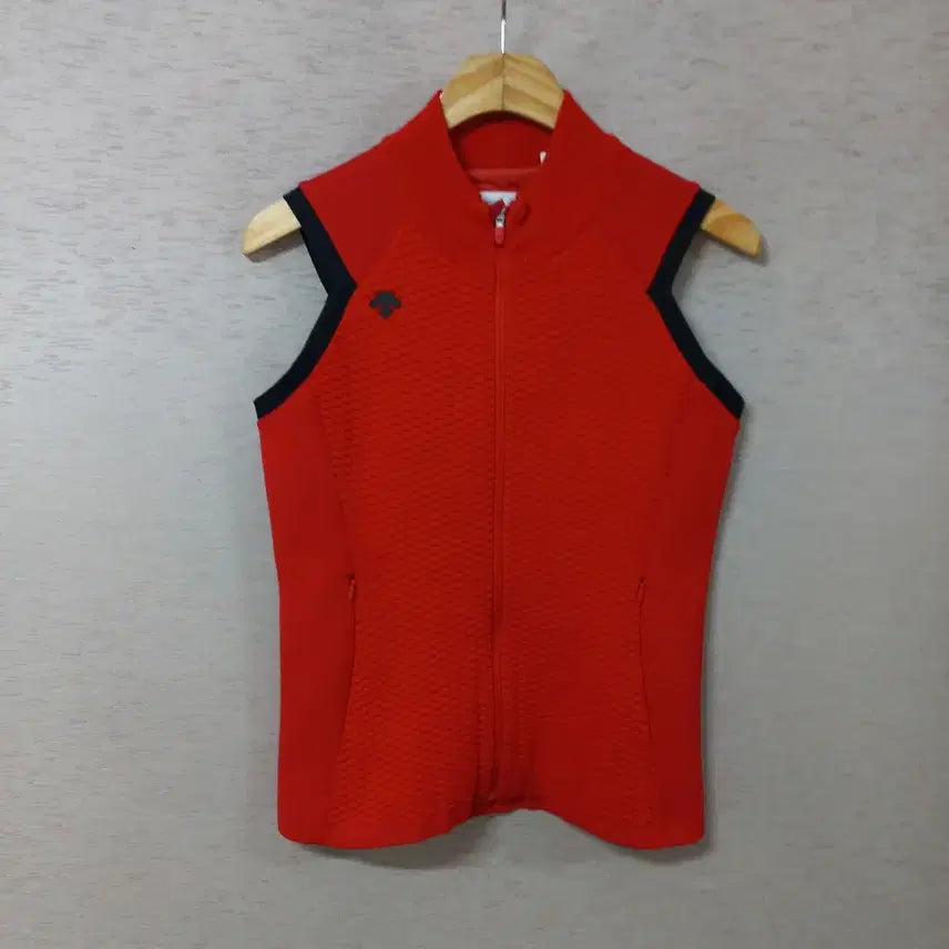 [SOLD OUT] B3-9/데상트 레드 집업 니트조끼