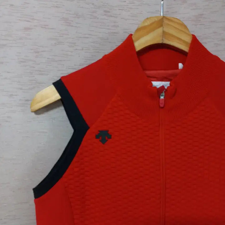 [SOLD OUT] B3-9/데상트 레드 집업 니트조끼