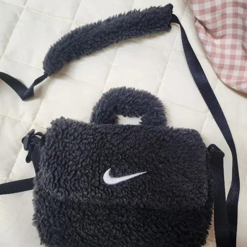 [BUNJANG] Nike Fleece Crossbody Bag Black / 나이키 뽀글이 플리스 크로스백 블랙