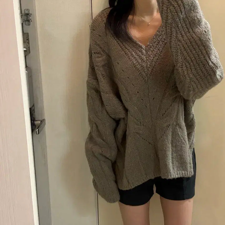 [BUNJANG] YEO RI Oversized Deep V-Neck Semi-Long Knit Sweater / 여리 오버핏 딥 브이넥 세미 롱 니트 루즈핏