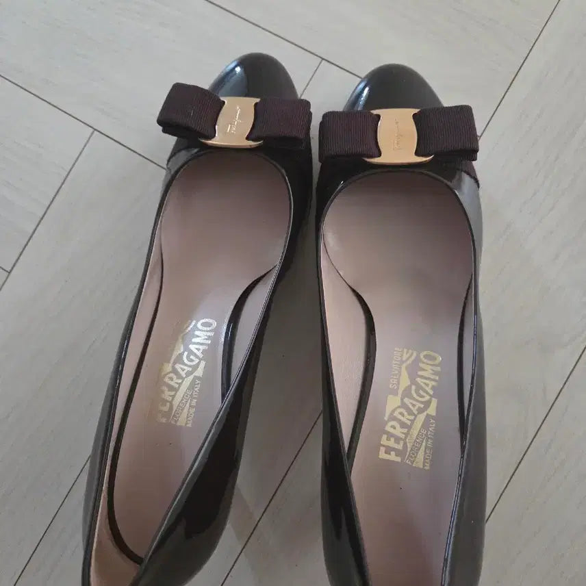 [SOLD OUT] 페라가모 바라 리본 여성 구두 브라운