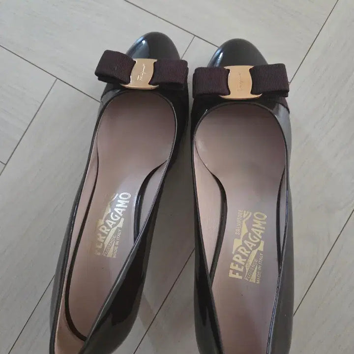 [SOLD OUT] 페라가모 바라 리본 여성 구두 브라운