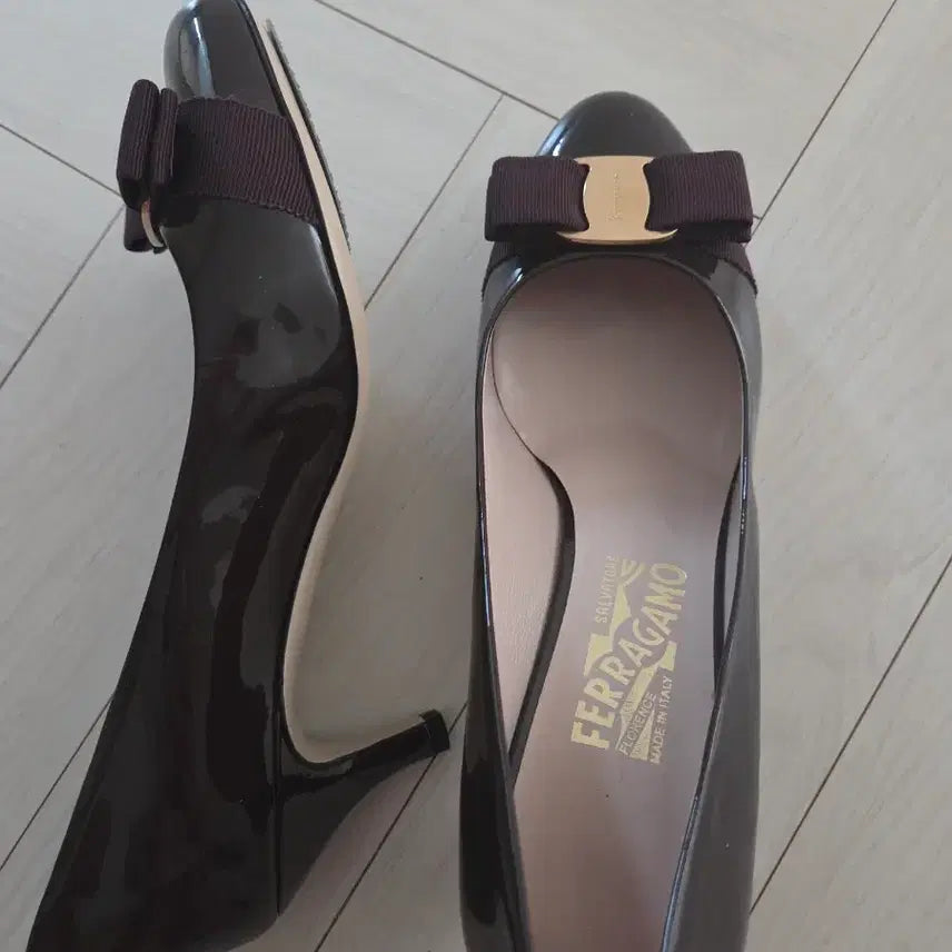 [SOLD OUT] 페라가모 바라 리본 여성 구두 브라운