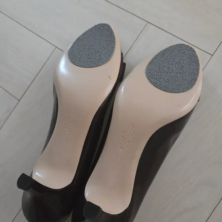 [SOLD OUT] 페라가모 바라 리본 여성 구두 브라운