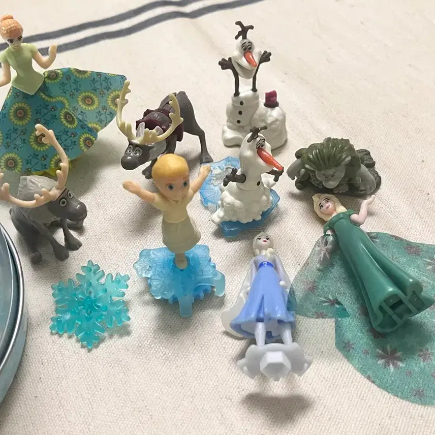[BUNJANG] Frozen Kinder Joy Figure Bundle Set / 일괄!!사진 모두 봐주세요! 겨울왕국 킨더조이 피규어 세트 틴케이스 포함
