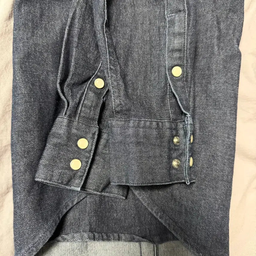 [SOLD OUT] 리바이스 테일러드핏 데님 셔츠 M