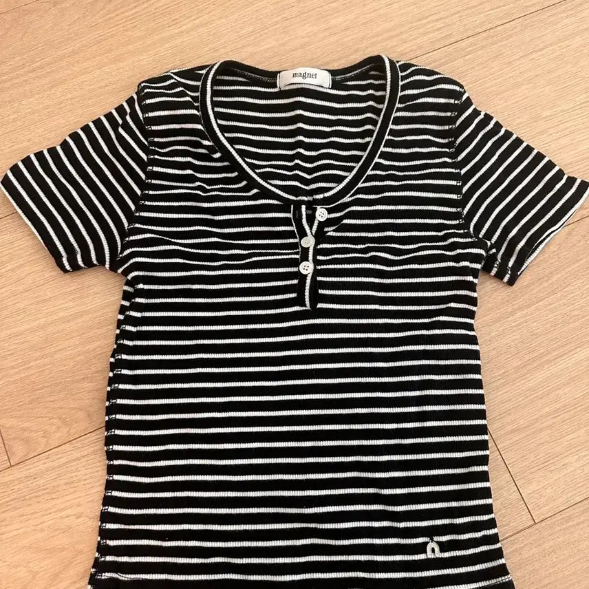 [BUNJANG] Shop Magnet Bake Stripe T-Shirt / 샵 마그넷 베이크 스트라이프 티셔츠