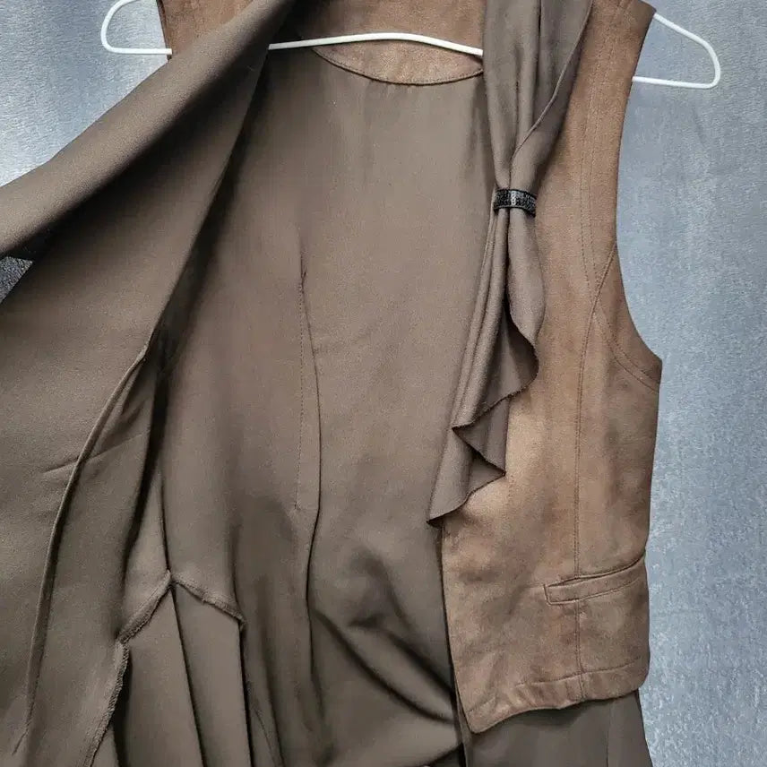 [BUNJANG] Jaskin Brown Suede Vest with Frill Detail / 자스킨 브라운 스웨이드 조끼 프릴 장식