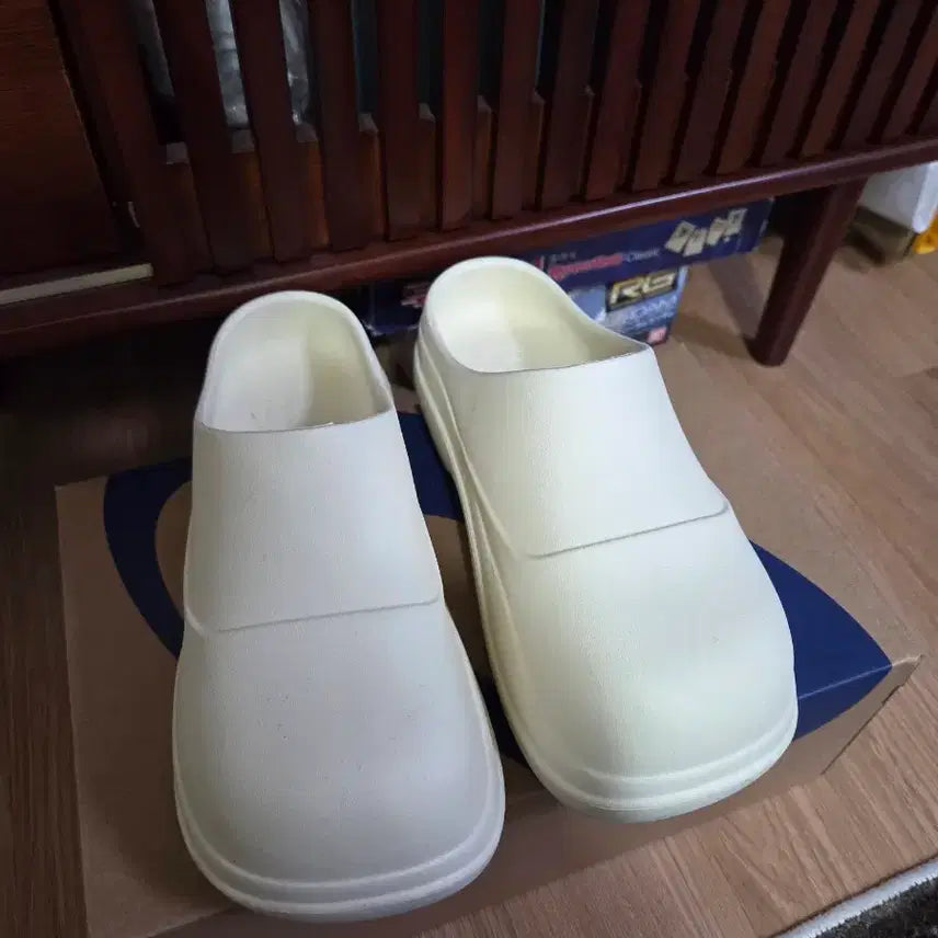 [SOLD OUT] 락피쉬 헤이든 클로그 크림 - 230 사이즈