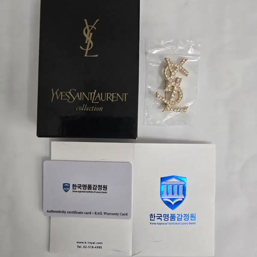 [SOLD OUT] 이브 생로랑 크리스탈 로고 핀 브로치 귀금속