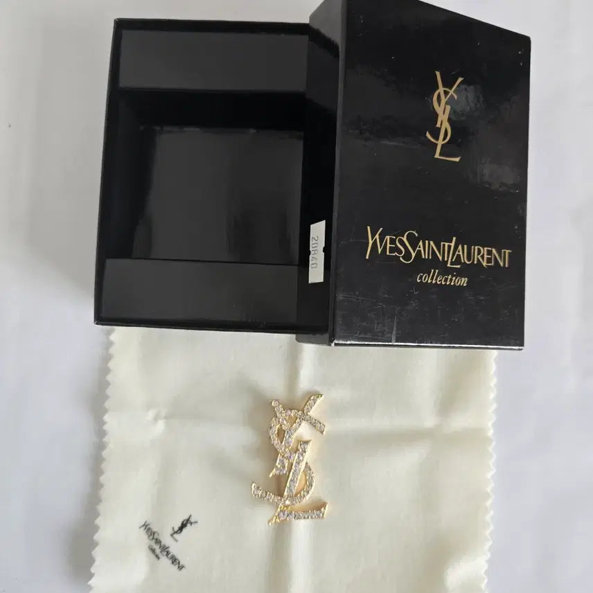 [SOLD OUT] 이브 생로랑 크리스탈 로고 핀 브로치 귀금속