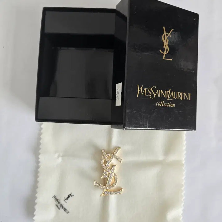 [SOLD OUT] 이브 생로랑 크리스탈 로고 핀 브로치 귀금속