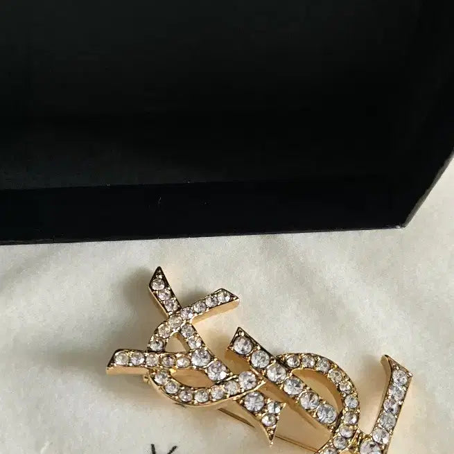 [SOLD OUT] 이브 생로랑 크리스탈 로고 핀 브로치 귀금속