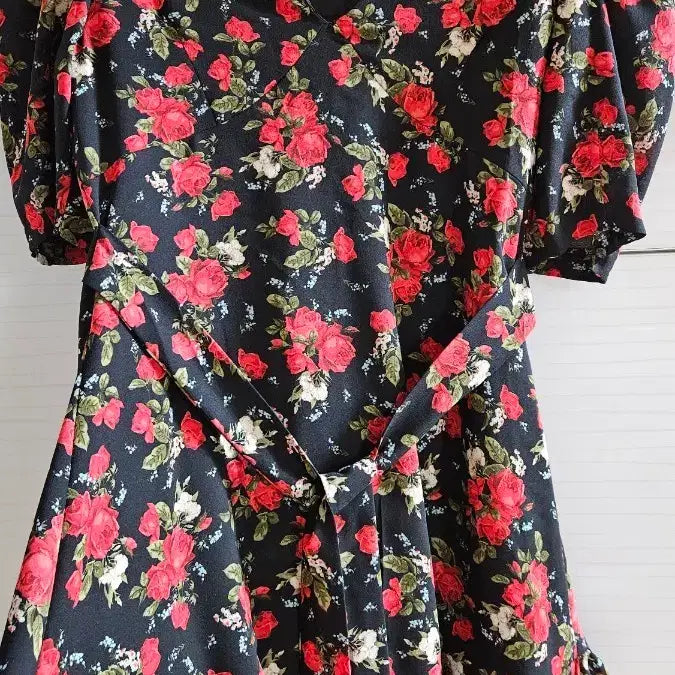 [SOLD OUT] 블랙 장미 랩 원피스 퍼프 반팔