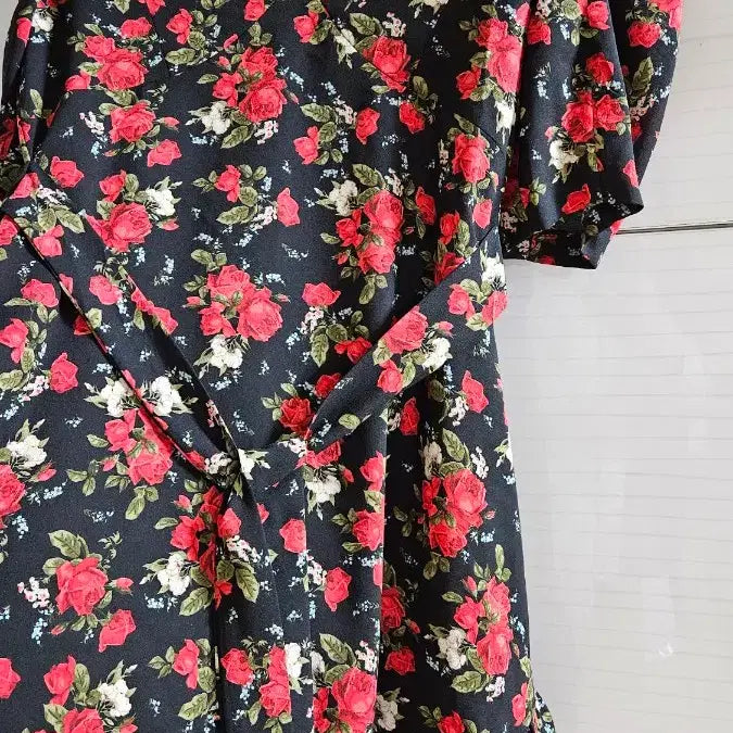 [SOLD OUT] 블랙 장미 랩 원피스 퍼프 반팔