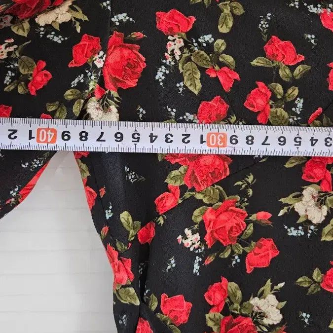 [SOLD OUT] 블랙 장미 랩 원피스 퍼프 반팔