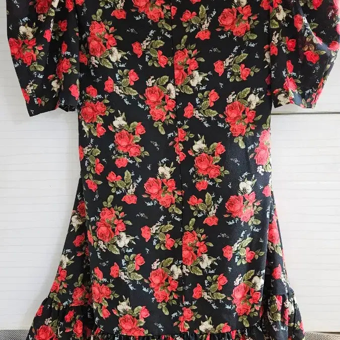 [SOLD OUT] 블랙 장미 랩 원피스 퍼프 반팔