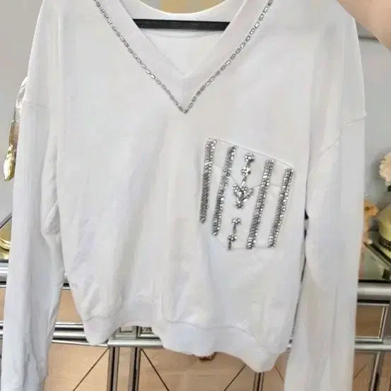 [BUNJANG] White V-Neck Cubic Embellished Sweatshirt / 화이트 브이넥 큐빅 장식 맨투맨44.55