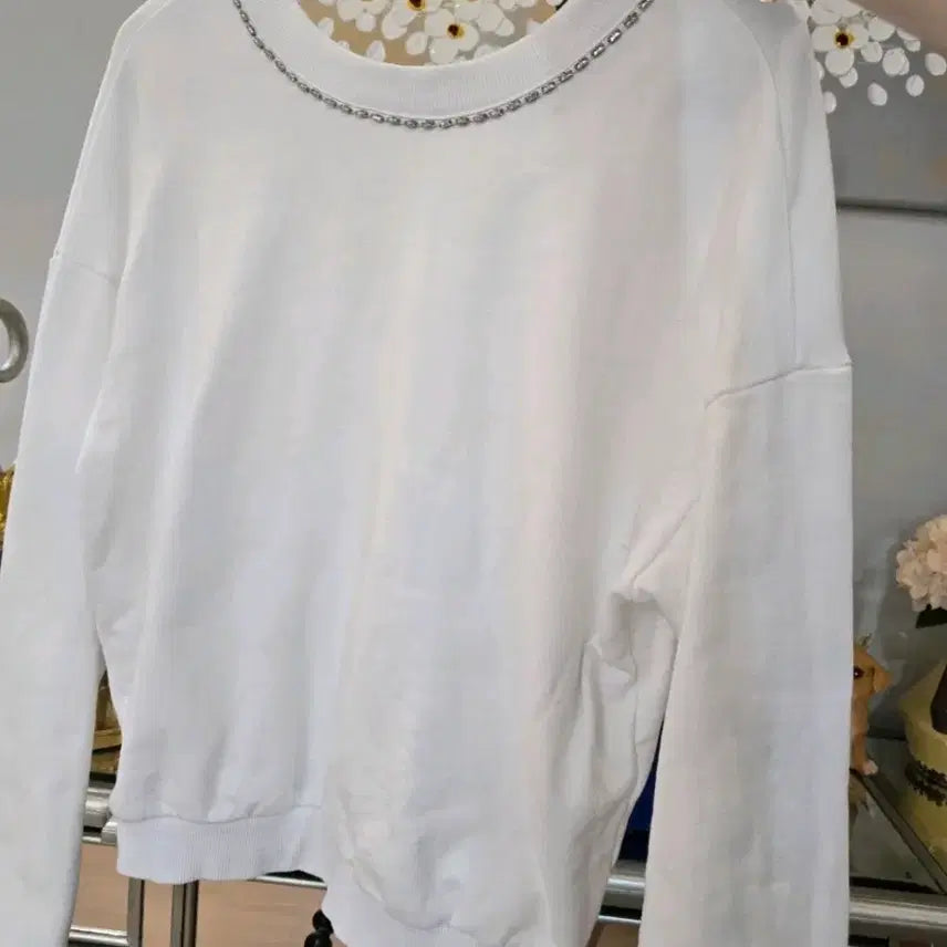 [BUNJANG] White V-Neck Cubic Embellished Sweatshirt / 화이트 브이넥 큐빅 장식 맨투맨44.55