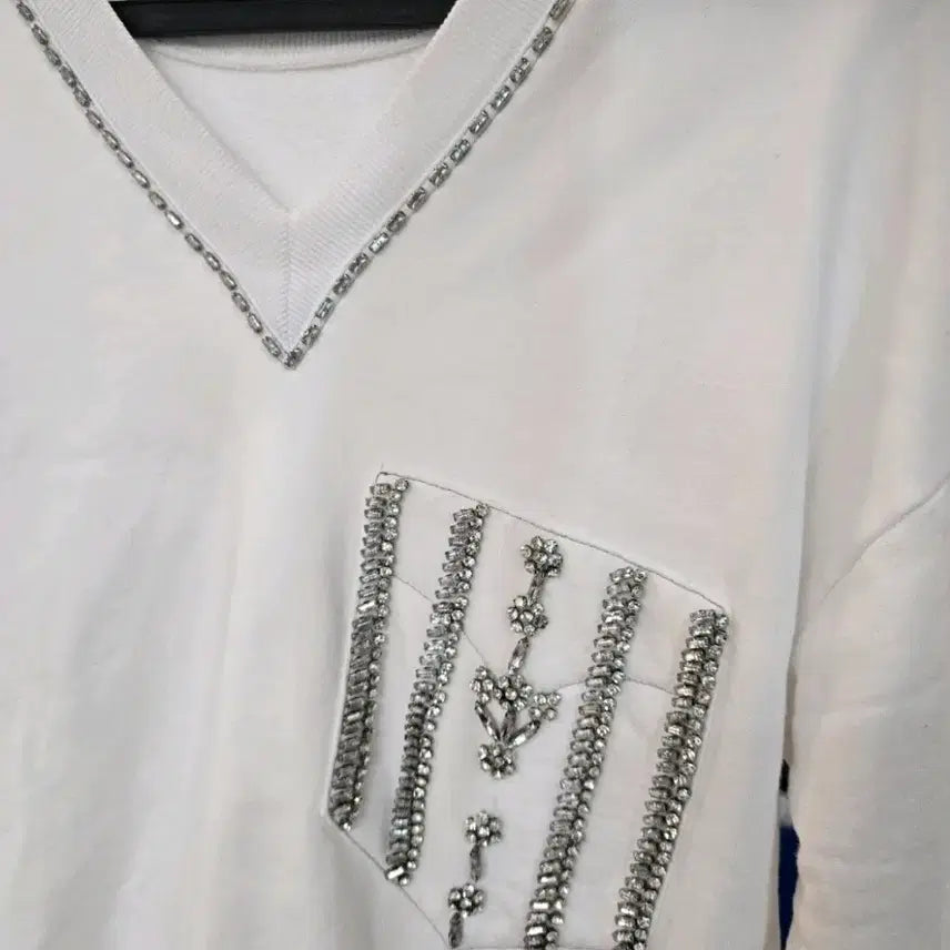 [BUNJANG] White V-Neck Cubic Embellished Sweatshirt / 화이트 브이넥 큐빅 장식 맨투맨44.55